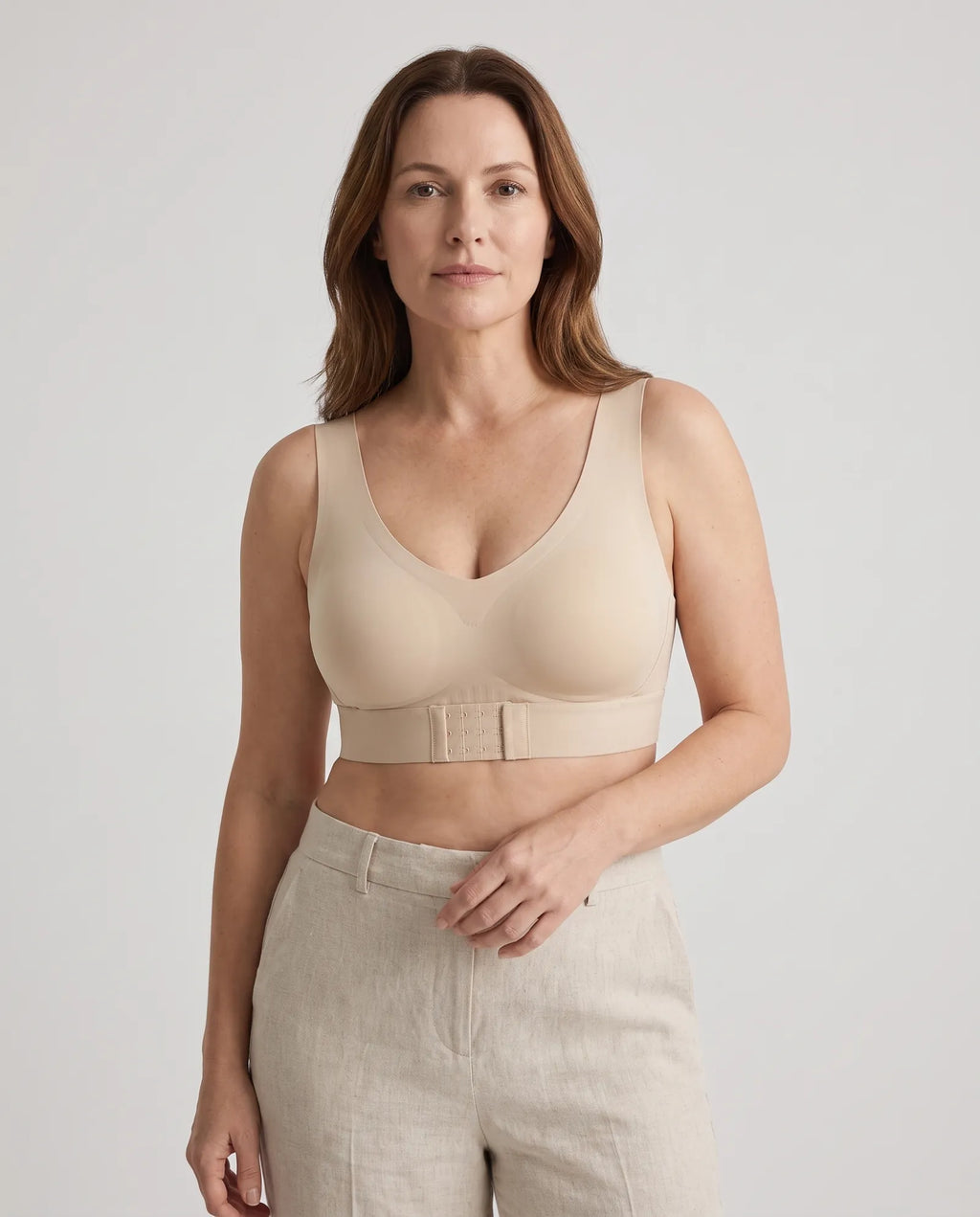 Femme de 45 ans portant le soutien-gorge sans armature beige à fermeture devant