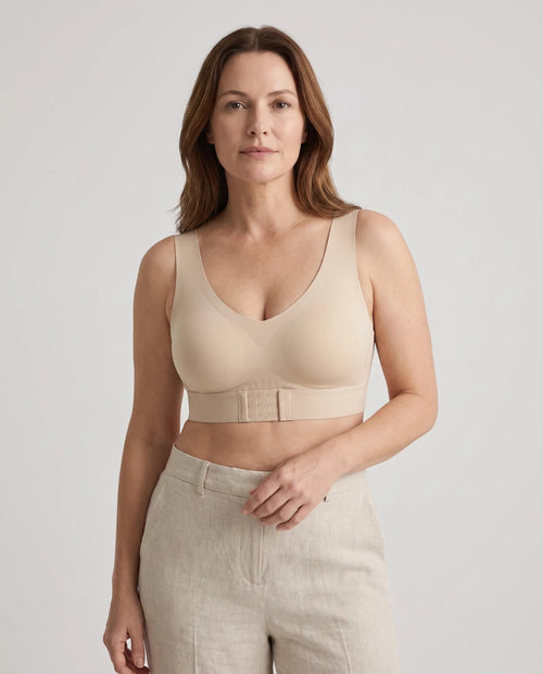 Femme de 45 ans portant le soutien-gorge sans armature beige à fermeture devant