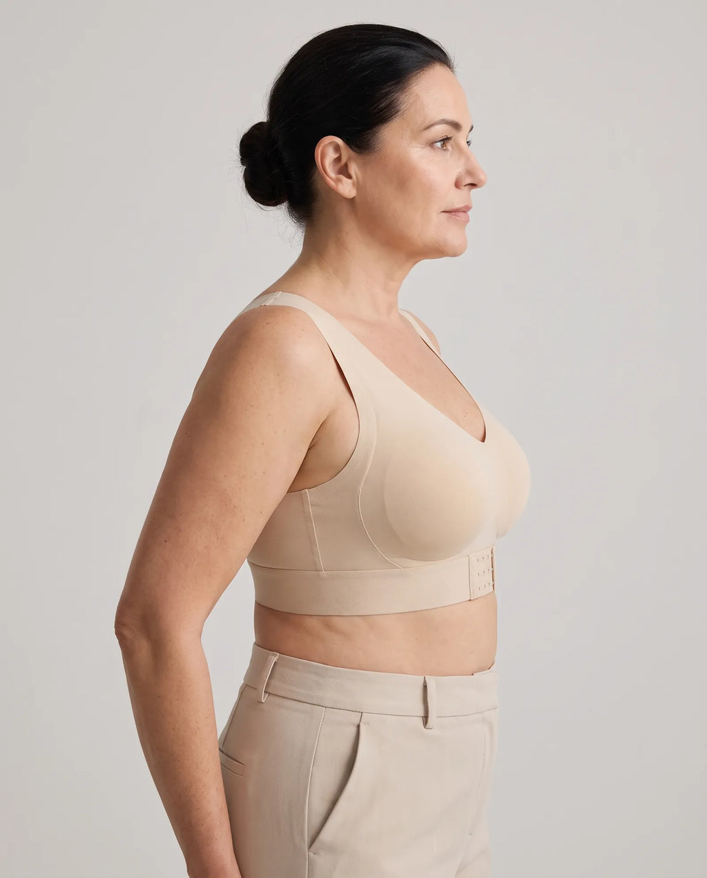 Femme de 50 ans de profil en soutien-gorge sans armature beige : poitrine galbée et bien tenue