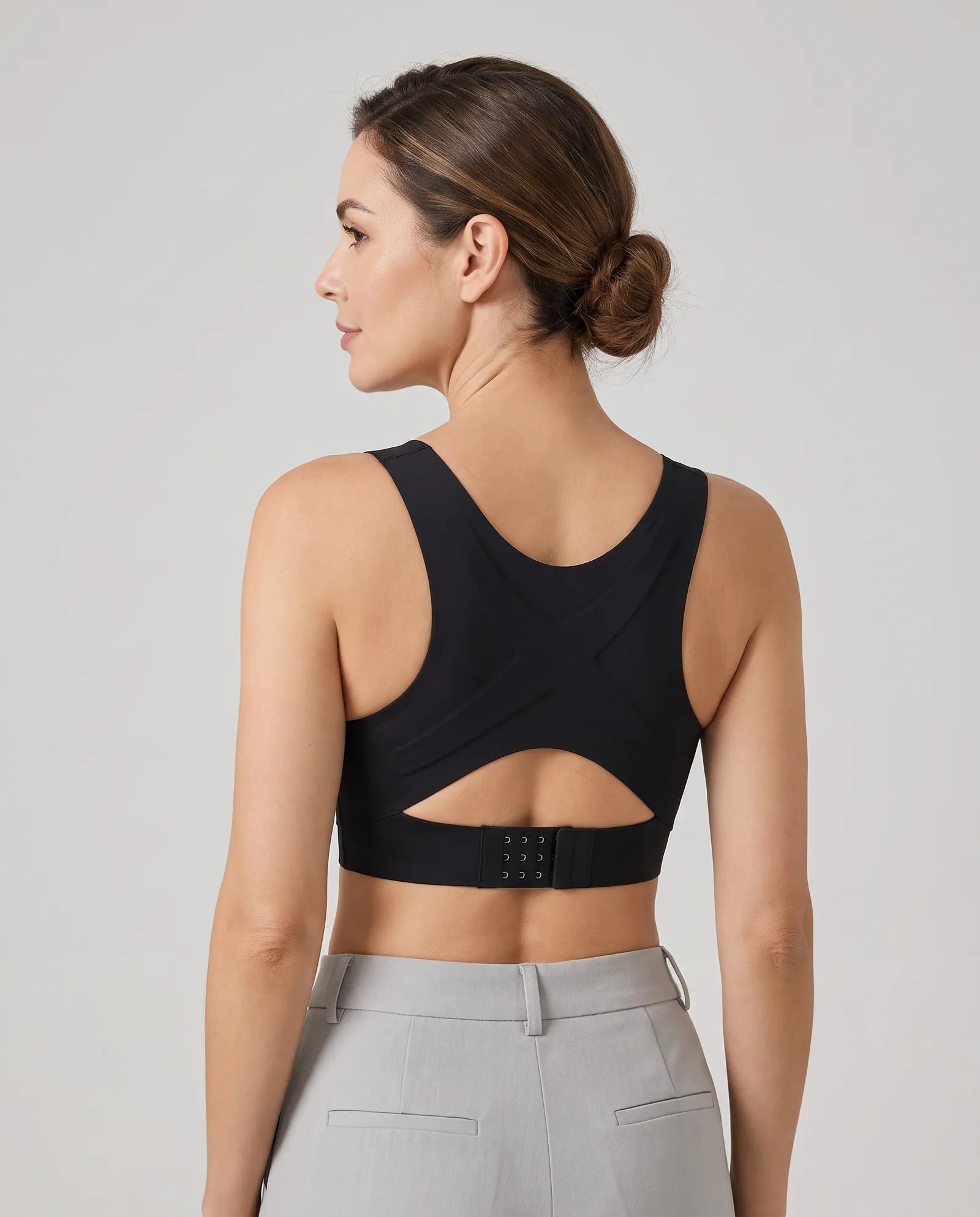 Femme de dos portant le soutien-gorge sans armature noir : dos croisé ajouré