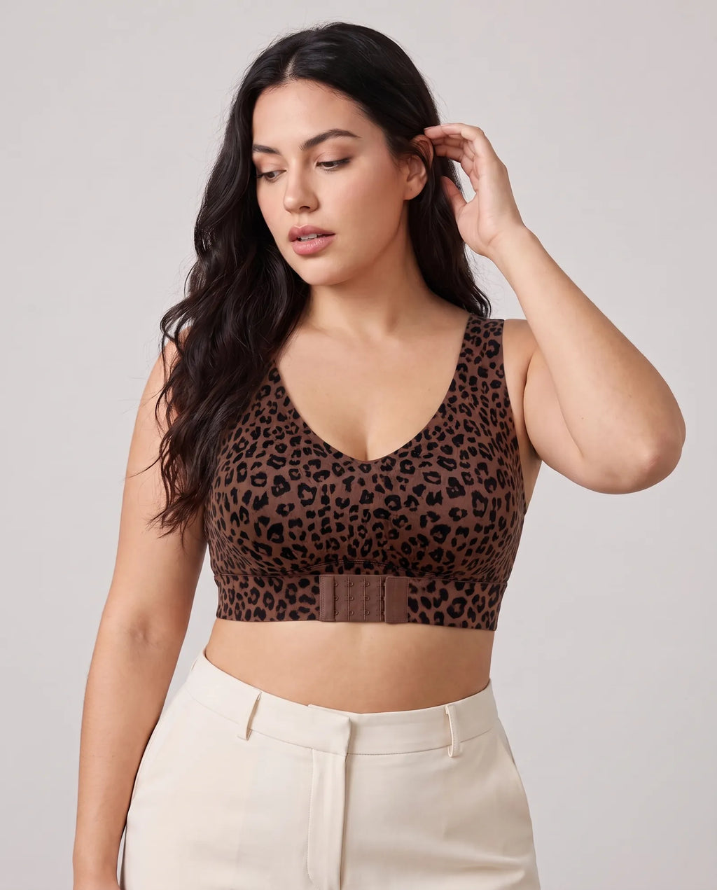 Femme de 30 ans portant le soutien-gorge sans armature léopard à fermeture devant