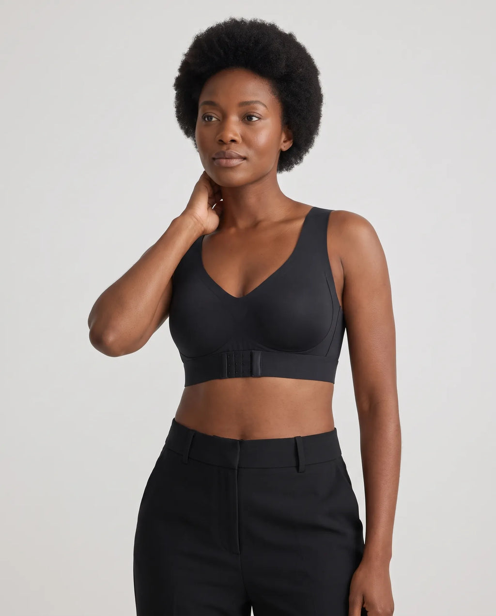 Femme de 35 ans portant le soutien-gorge sans armature noir à fermeture devant
