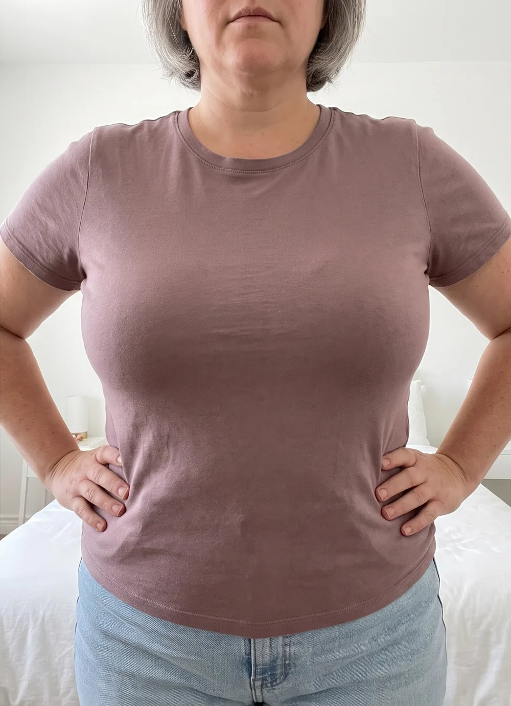 Même femme à forte poitrine avec le soutien-gorge sans armature Under Me : le t-shirt reste lisse