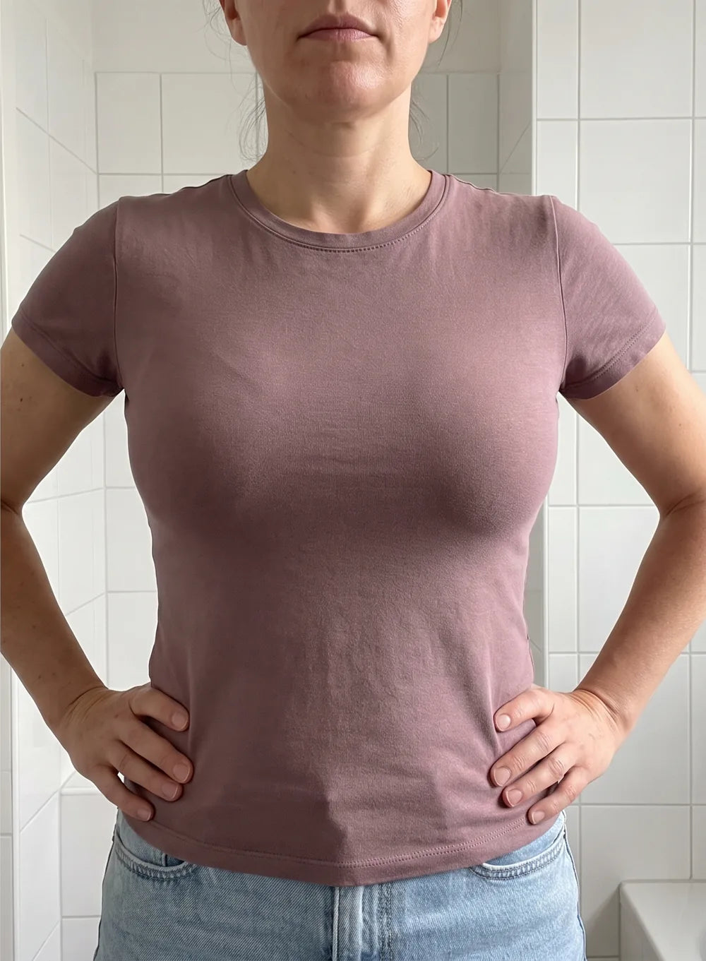 Même femme à poitrine moyenne avec le soutien-gorge sans armature Under Me : le t-shirt reste lisse