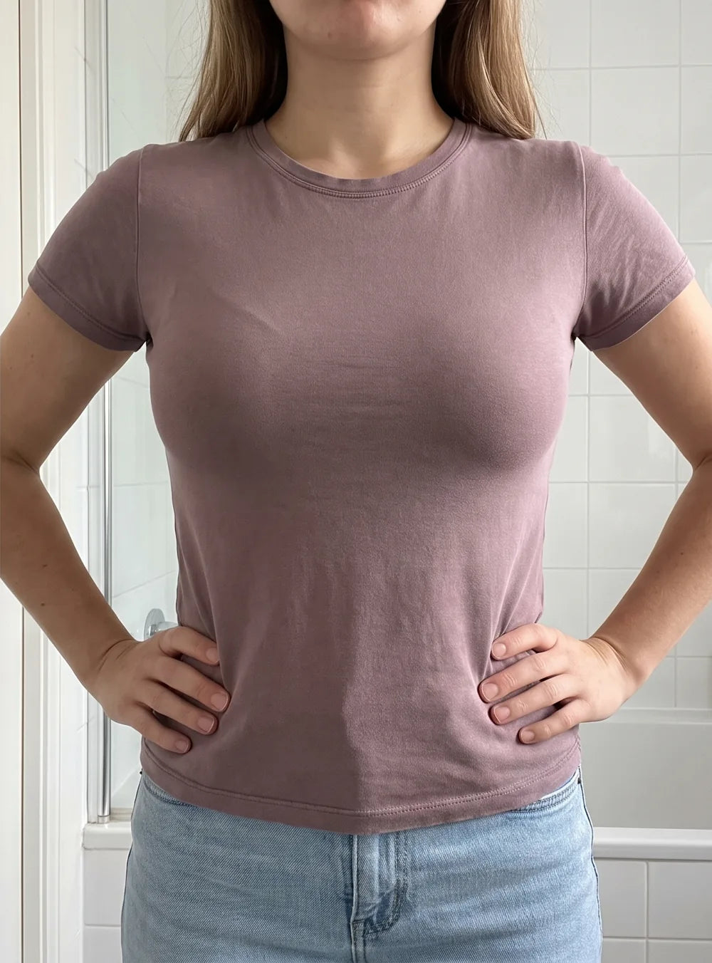 Même femme à petite poitrine avec le soutien-gorge sans armature Under Me : le t-shirt reste lisse