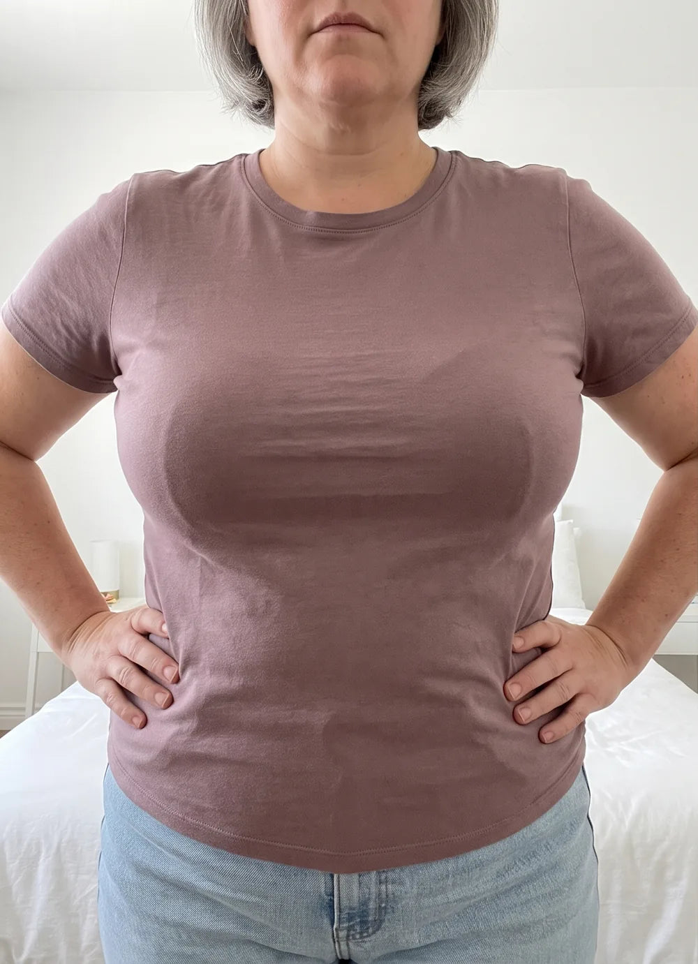 Femme à forte poitrine en t-shirt moulant avec un soutien-gorge à armature : une marque se voit sous le tissu